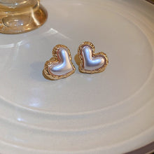 Load image into Gallery viewer, Gold Stud pearl earrings