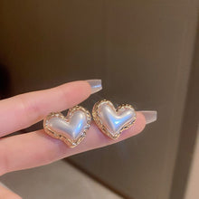 Load image into Gallery viewer, Gold Stud pearl earrings