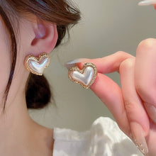 Load image into Gallery viewer, Gold Stud pearl earrings