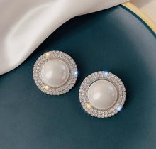 Load image into Gallery viewer, Jumbo Pearl Earrings